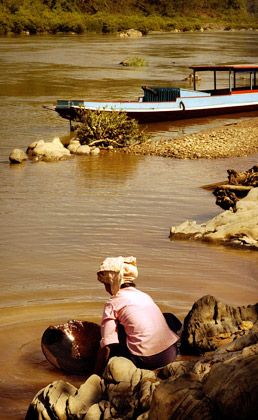 orpaillage le long de la rivière Nam Ou